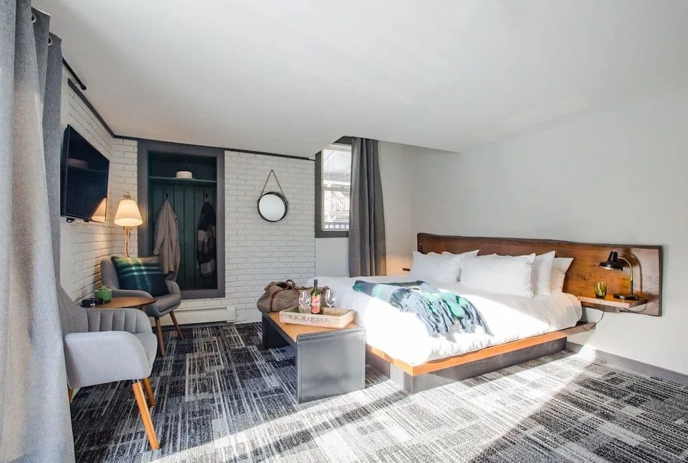 Main + Mountain Bar and Motel gallery 2